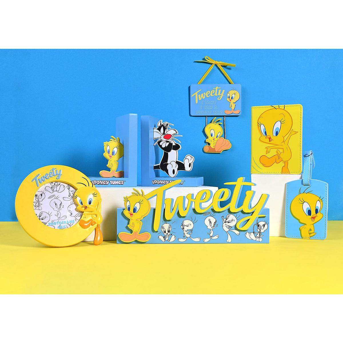 Warner Bros Looney Tunes Tweety And Sylvester Wooden Bookends