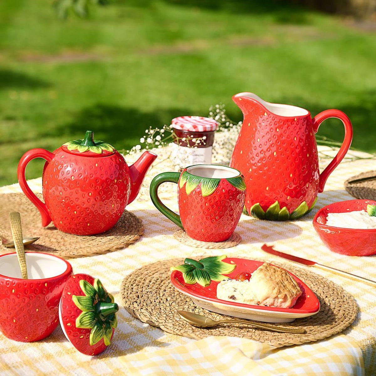 The Cottage Garden Plate - Strawberry